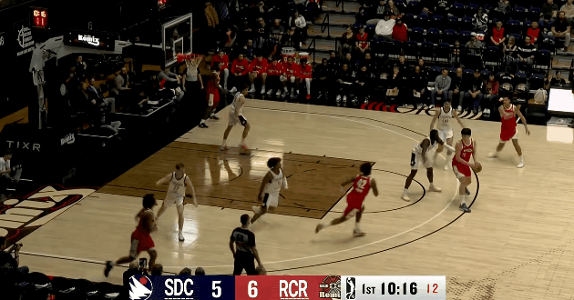 轻松！杨瀚森打G联赛可太轻松了！在今天NBA发展联盟G联赛的第一节比赛中，杨瀚