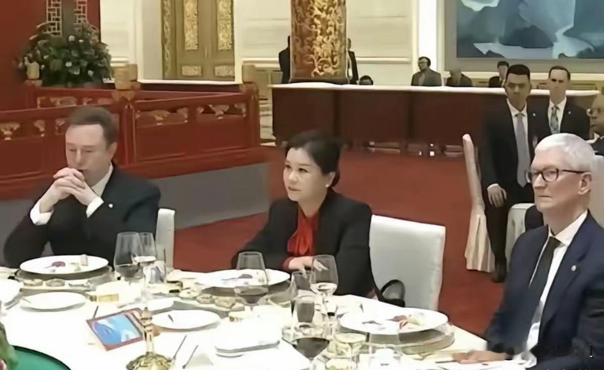 左边是55岁的马斯克右边是66岁的库克中间是70后“玻璃女王”周群飞蓝思科