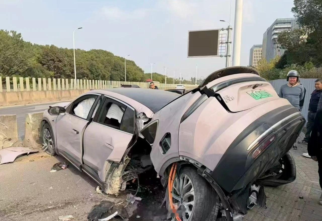 好家伙，今天上海一蔚来EC6发生碰撞后，EC6后半截直接分离，零件散一地，但全车