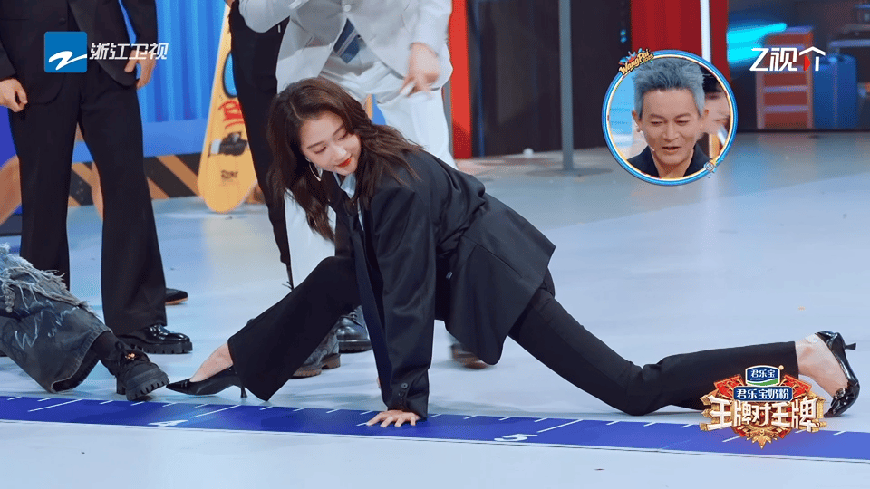 关晓彤劈叉今晚的《王牌对王牌》晓彤在游戏环节身穿高跟鞋完成劈叉，大长腿直接贡献全