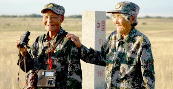1964年，驻守边疆的年轻战士魏德友返乡探亲，因相貌英挺惹得说亲的姑娘踏破门槛。