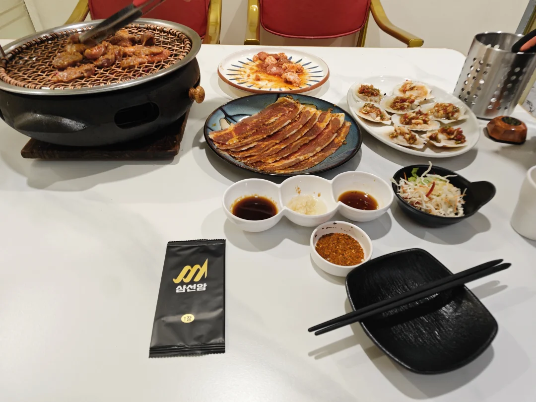 在平壤，一个人吃烤肉