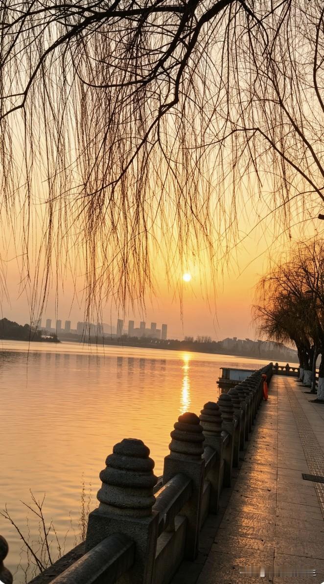 一位社会观察员说：“如今，社会之所以社交趋冷，人际淡漠，一个主要原因是，每个人