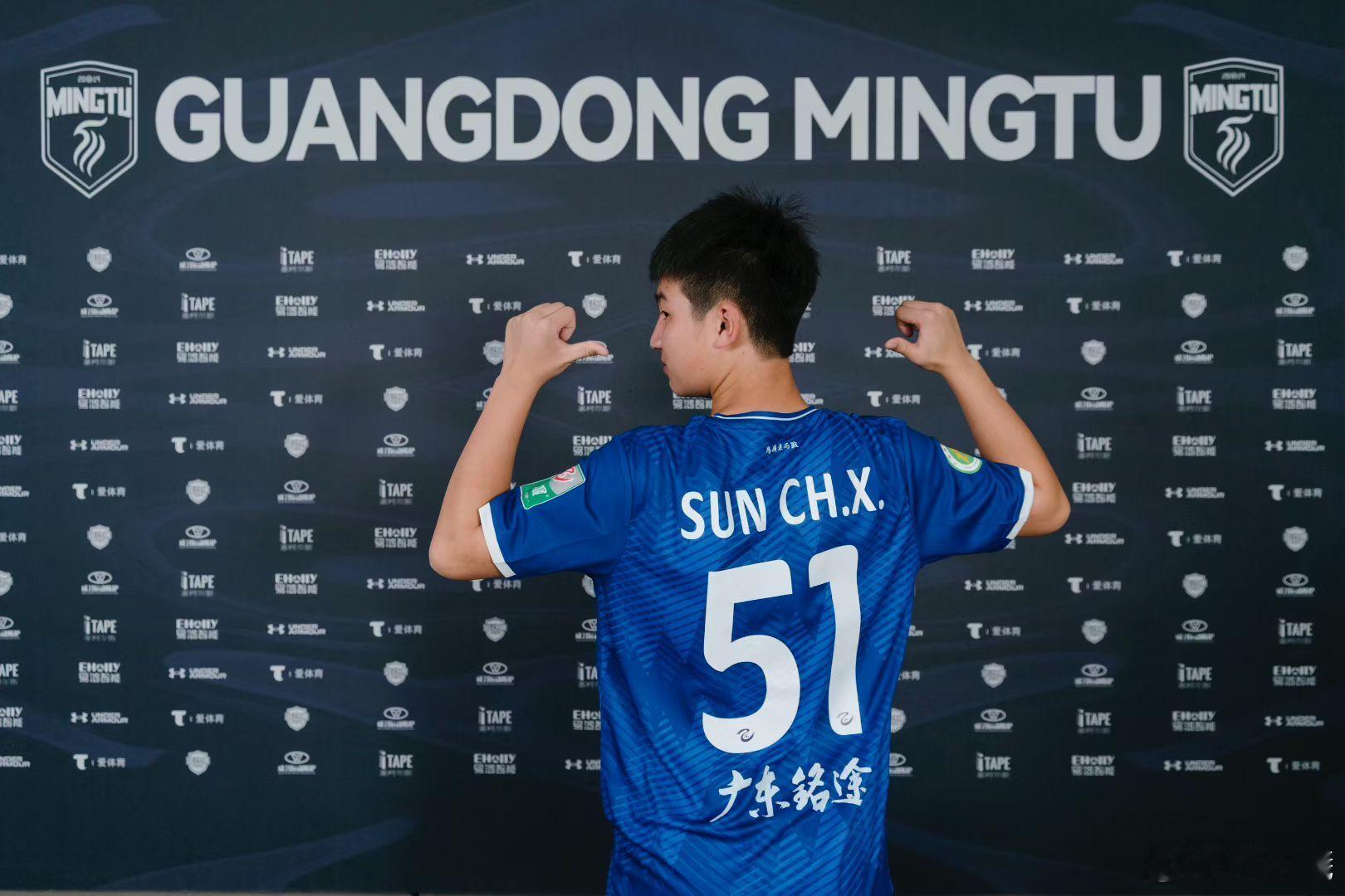 单作为中国足球家长来说：不脱离学校、不脱离社会，完成九年义务教育，上重点高中，一