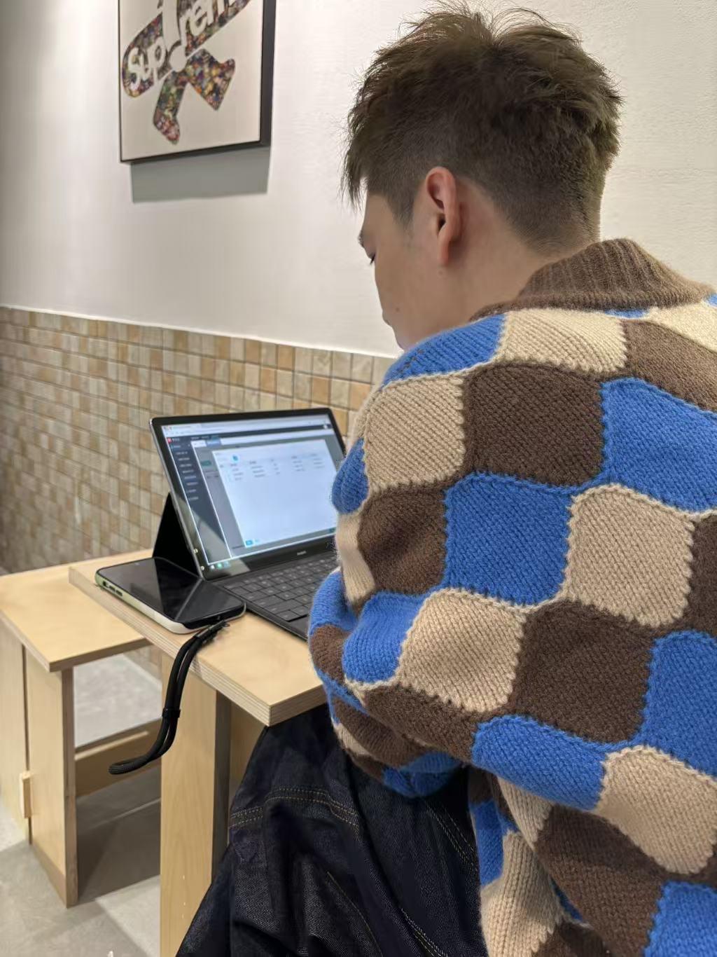 现在年轻人真是想得开！我儿子今年终奖发了2.2万，我以为他会存起一部分留着以后