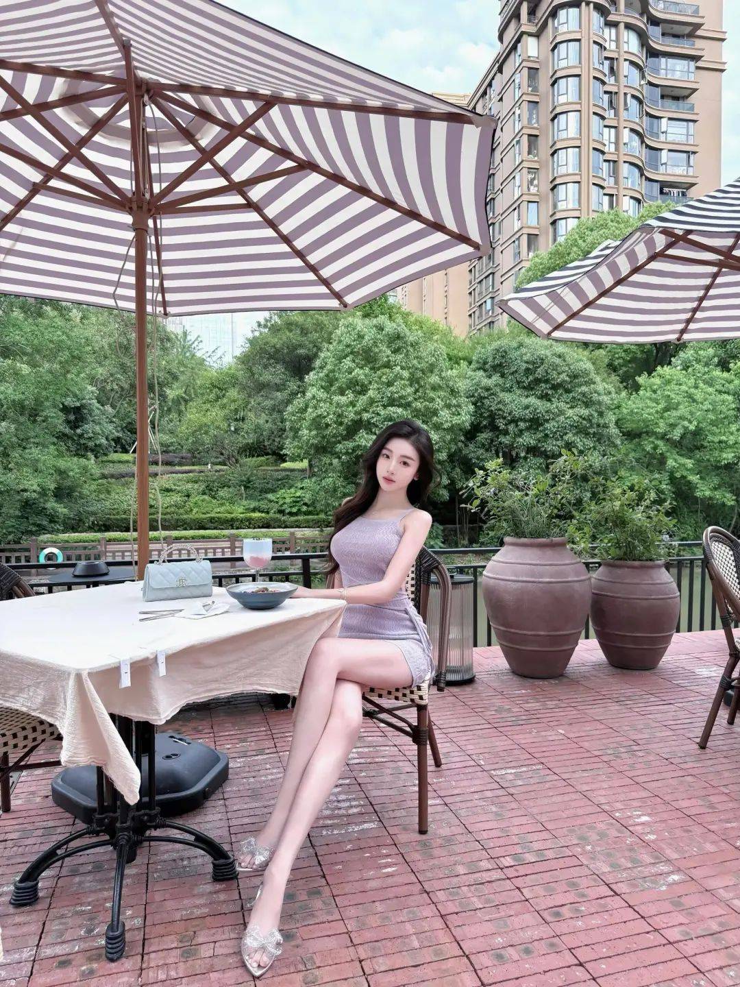 美女|街头随拍，浅紫连衣裙的浪漫氛围感 