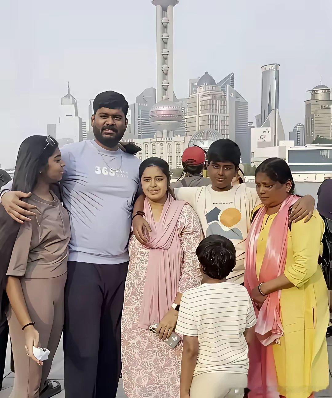 一个印度瑜伽老师，在南京教了十年课，眼看签证要到期，干脆跑去深圳花几百块租个单间