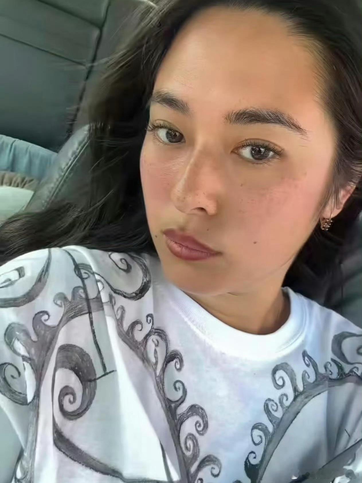 姜文女儿怀孕姜文要当外公了，他那个混血女儿姜一郎自己晒了孕肚照，说是去年8月刚在