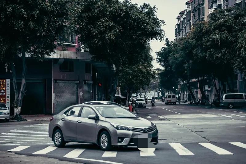 卡罗拉，这款车，非常的丰田。你说不出来很大的优点，也说不出他很大的缺点，非