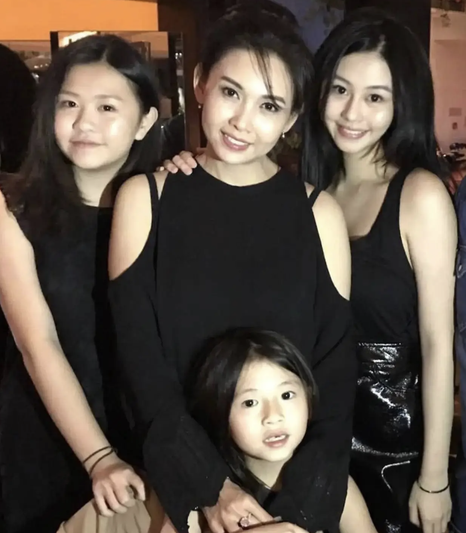 邱淑贞与三女合影曝光女儿美如妈妈引热议