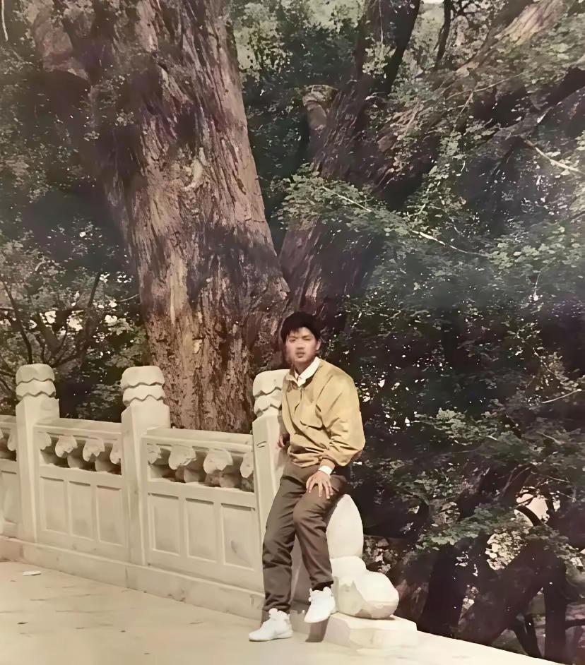18岁时的刘强东与18岁时的章泽天，两人青涩的脸庞，一个憨厚，一个甜美。刘强