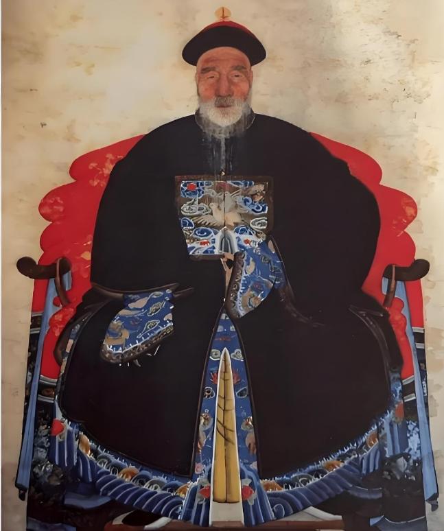 乾隆五十四年，紫禁城保和殿，一甲名次即将钦点。皇帝盯着眼前这个男人，左眼耷拉