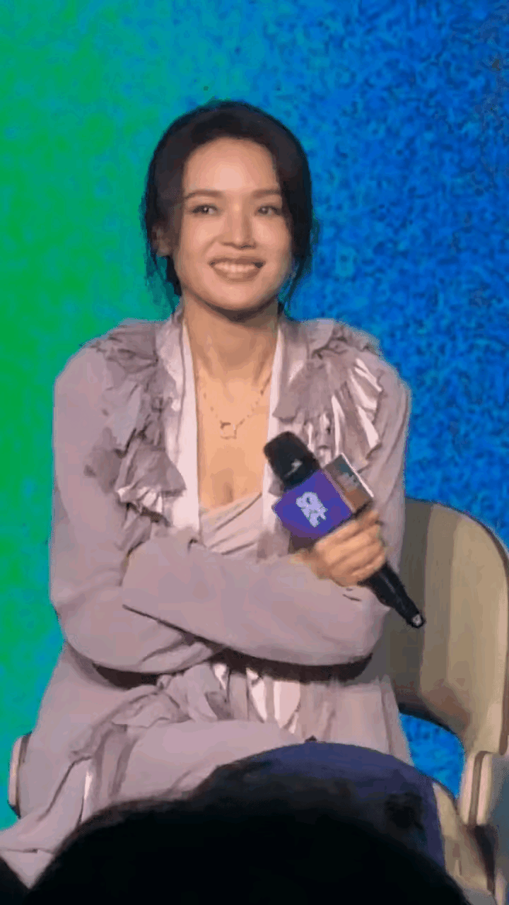 不得不承认，在气质面前，颜值实在不值一提。她并非传统意义上拥有大眼睛、瓜子脸、