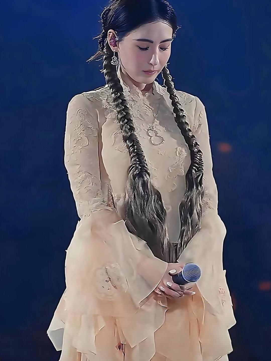 张柏芝明媚得像女大学生张柏芝42岁了，这个状态什么水平？