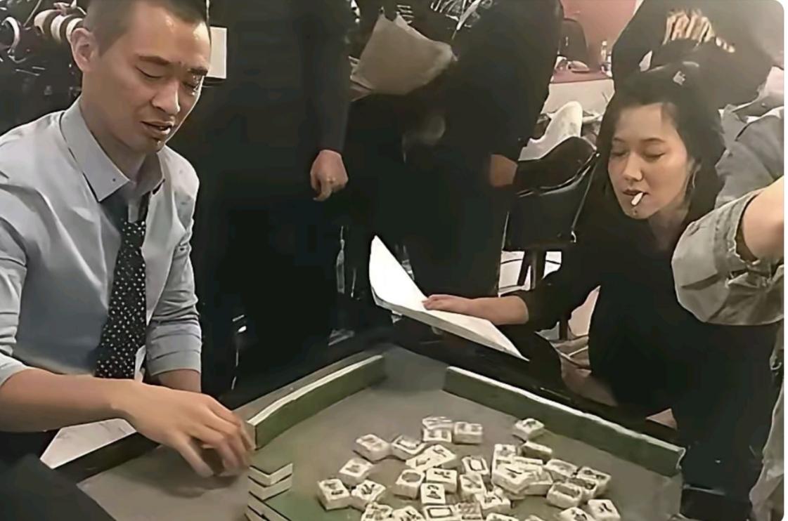 51岁的黄立行和徐静蕾，打麻将的样子松弛感太强了！黄立行还穿得规规矩矩的衬衣