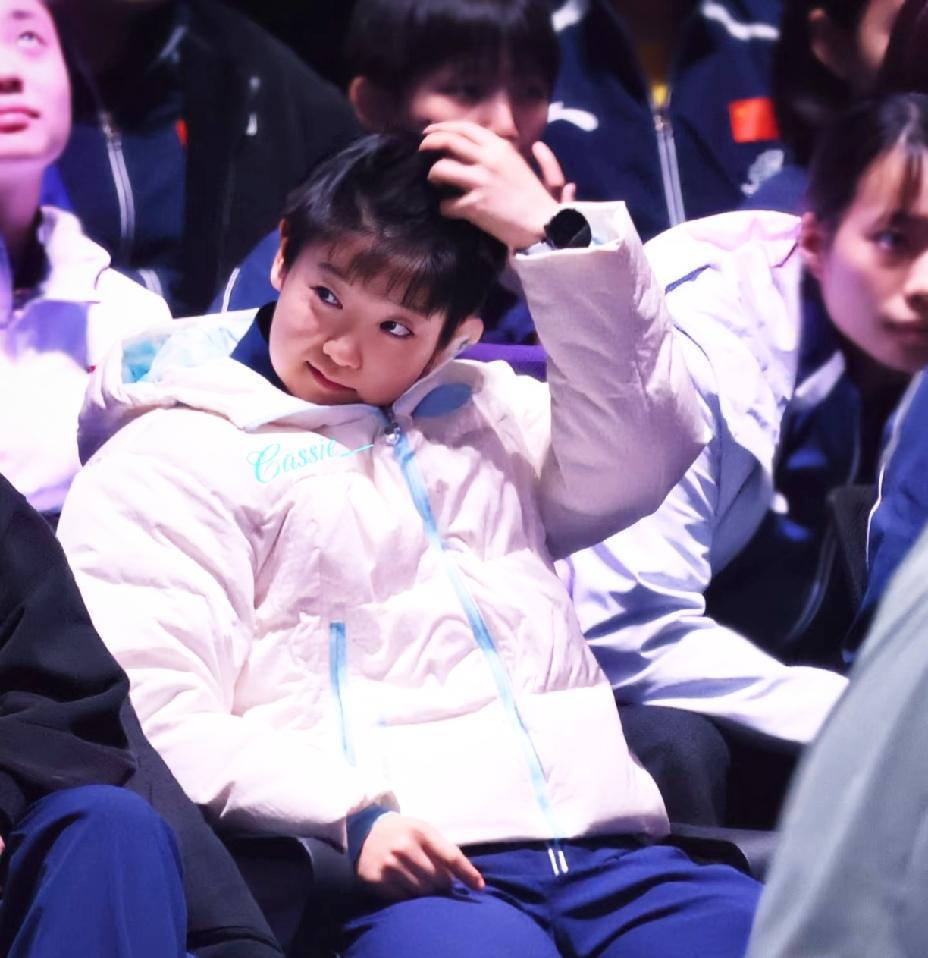 有多少现场观众，女单决赛不看比赛，光盯着观赛的莎莎看了，怎么满屏都是她可爱