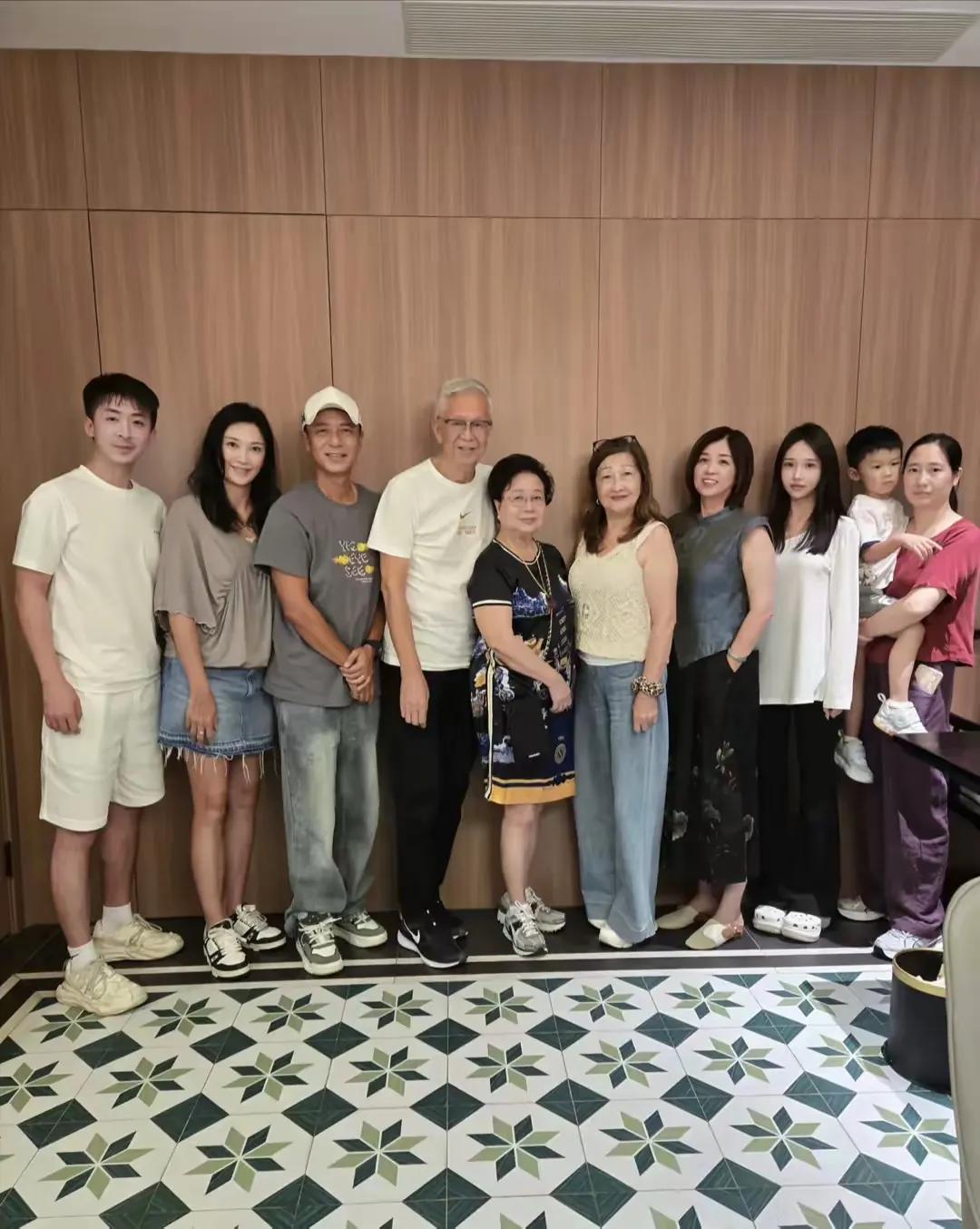 57岁的李克勤和51岁的妻子卢淑仪看起来就像是两代人李克勤带着一大家子人到厦门