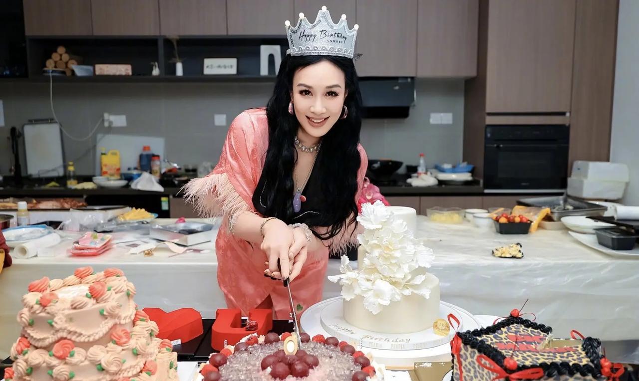 钟丽缇55岁生日，在家办睡衣派对，请大厨来做烤全羊，蛋糕摆了四五个，真是太有钱了