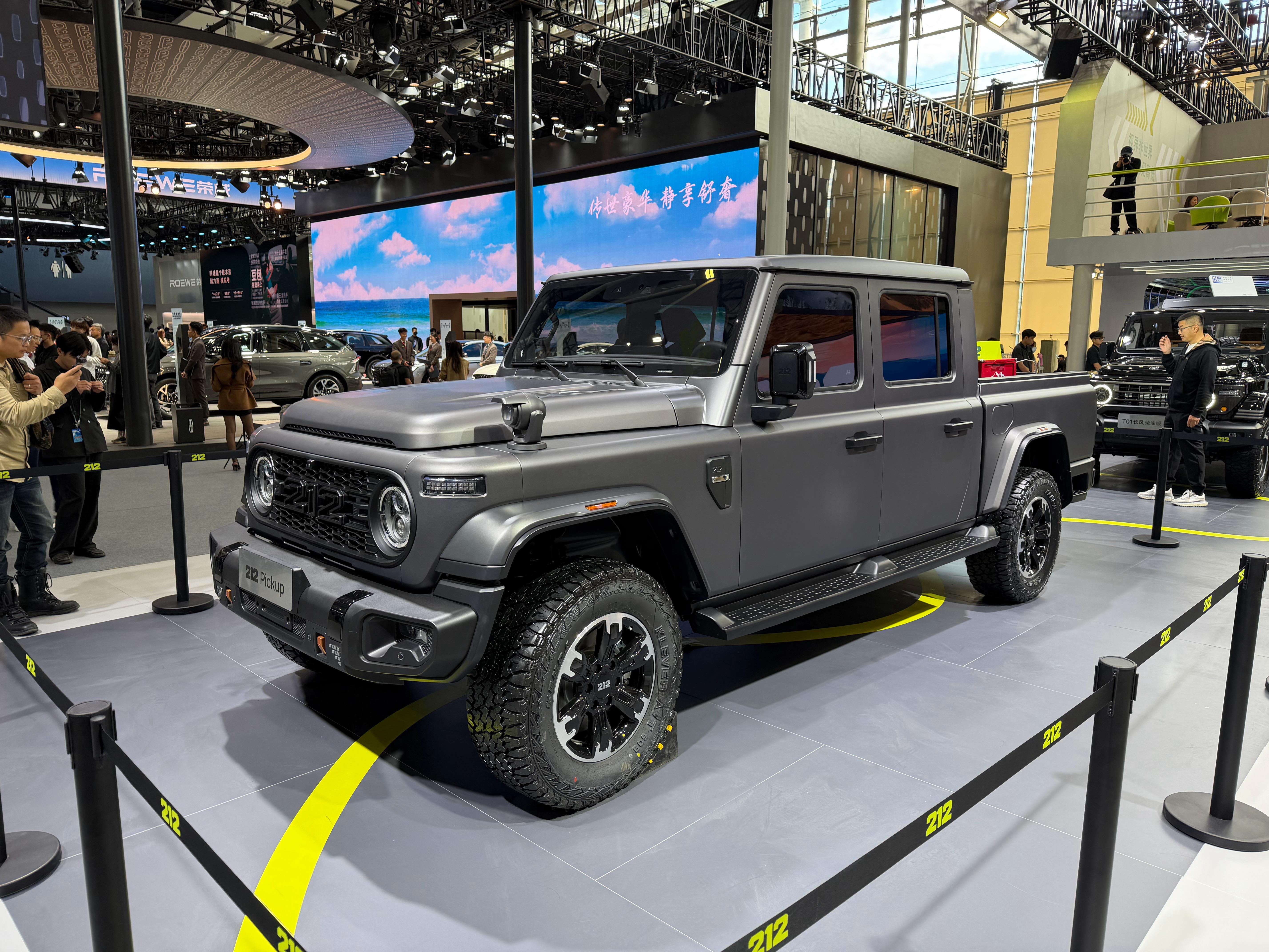 212速度真快，这个皮卡车展亮相了，看着是真的长啊，跟角斗士体格差不多，听经销商
