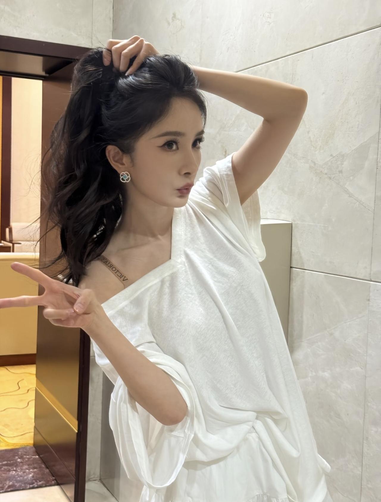杨幂近照，白衣、白裙、白袜子，少女风的穿搭Look，真的好nice啊。不看脸