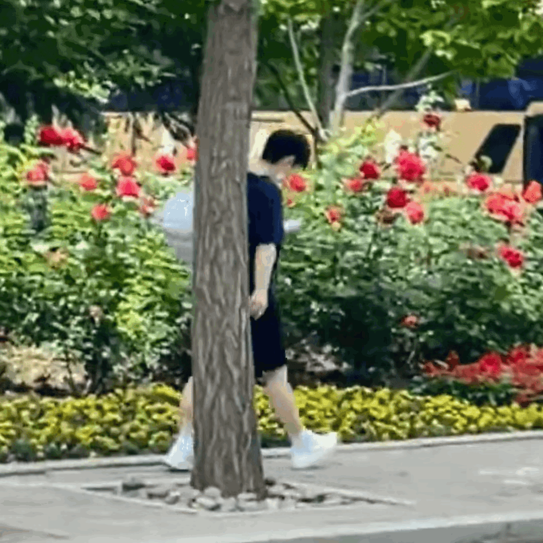 扑抓到新鲜的小莎，一个人背着背包去上训，难道她没回家看爸妈？莎莎身穿一套短袖