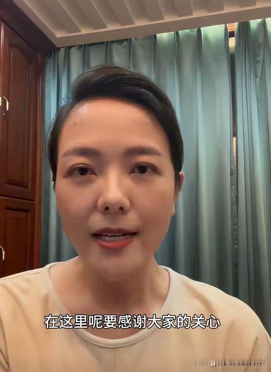她曾是和谢娜齐名的芒果台花旦，却为了一个男人，几乎“消失”在公众视野。很多人