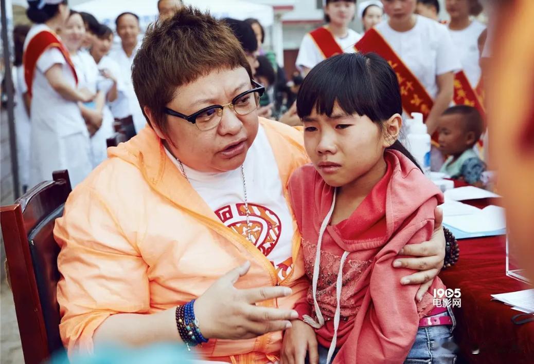 建议韩红趁早退出慈善基金会，给自己留一点可怜的体面吧。无论她的诚恳道歉也好，基