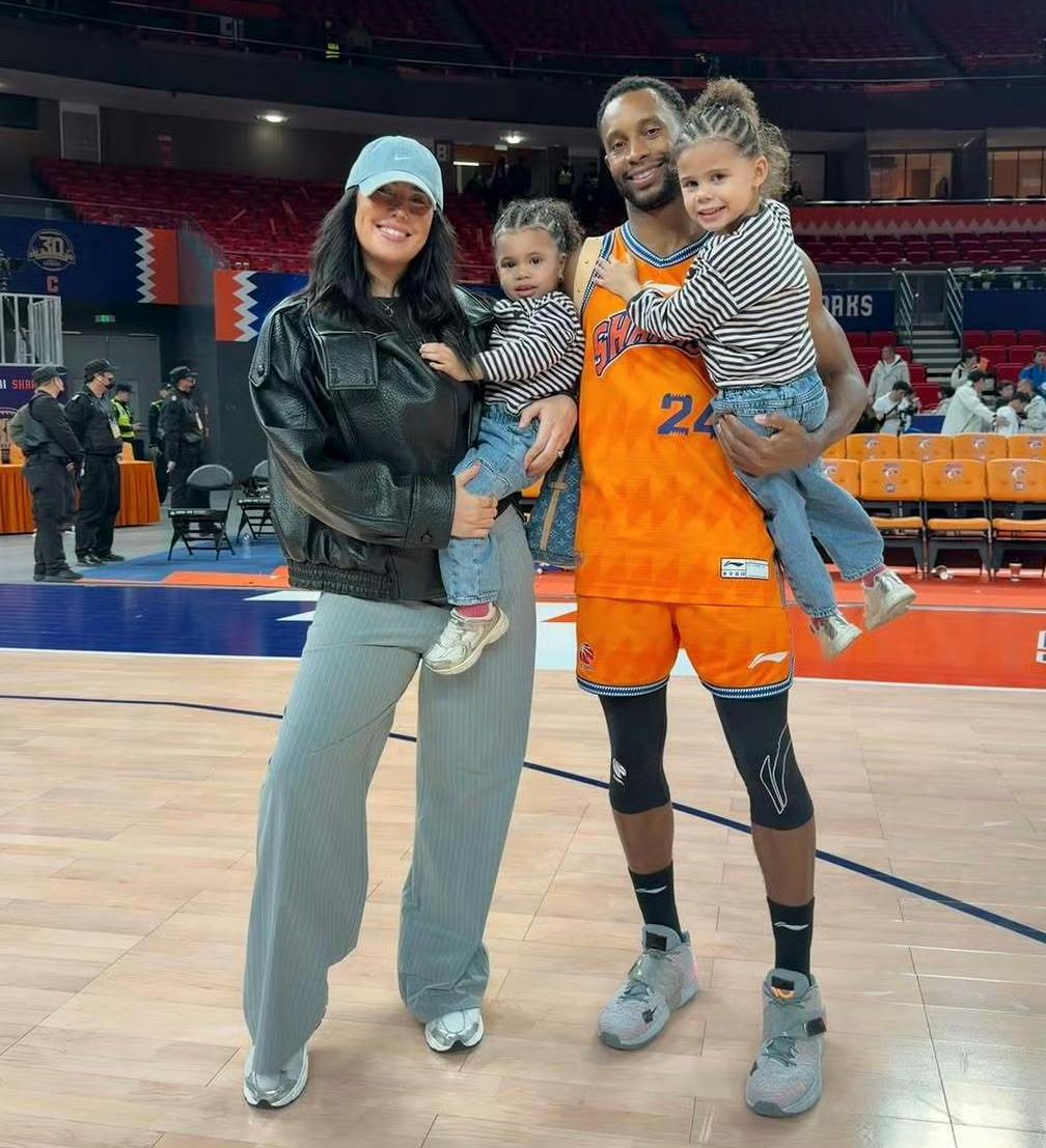 外援弗格妻子和女儿要回国了，妻子言称“感觉像被卡车碾过，今天会是漫长的一天，哈哈