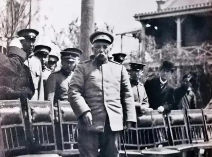 袁世凯身高不足160，从不锻炼，走进走出，楼上楼下，都要坐轿子，饭量却特别大，一