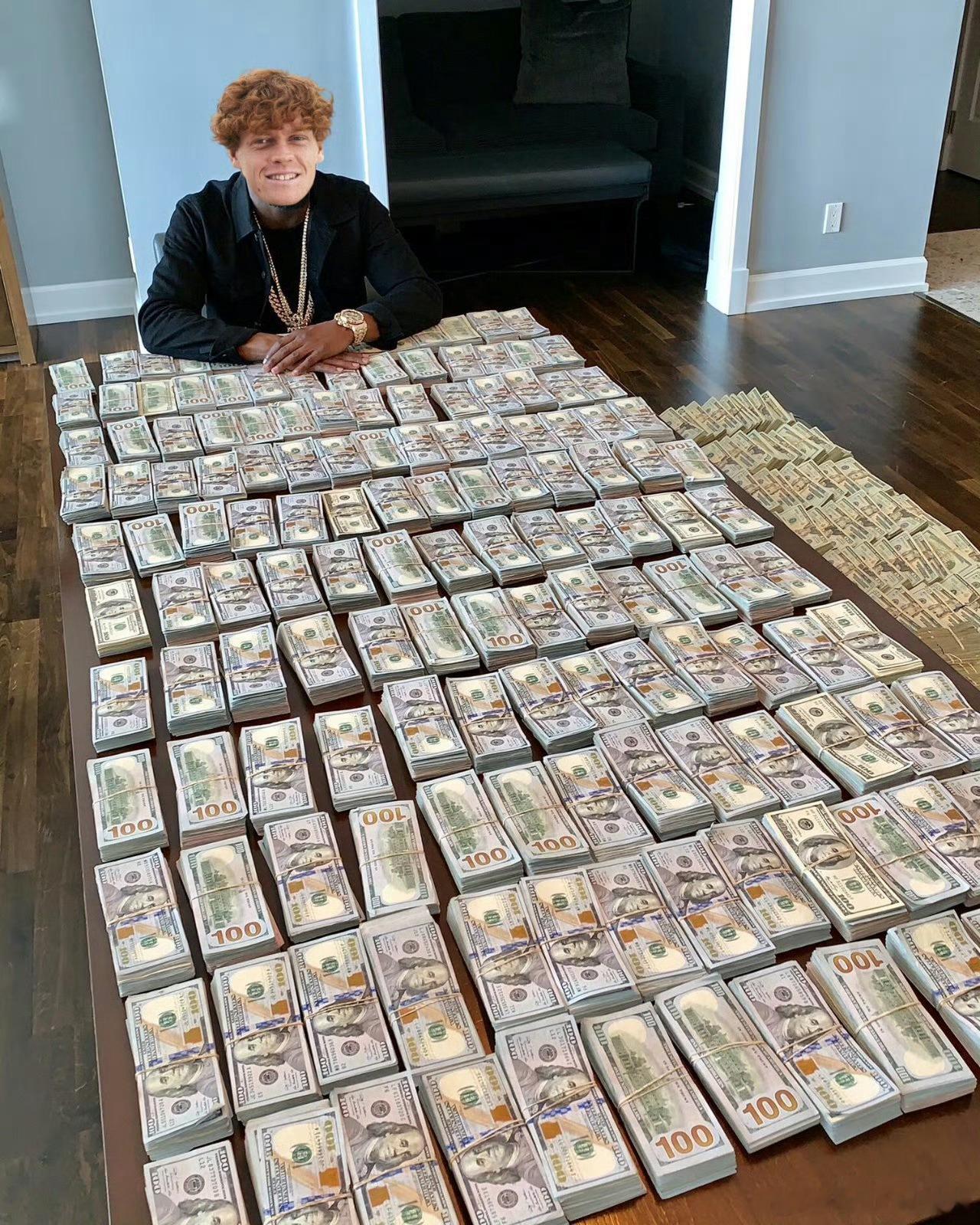 辛纳两年参加六王大满贯收获1200万美元，还有一把24K纯金球拍！转发这个辛纳，