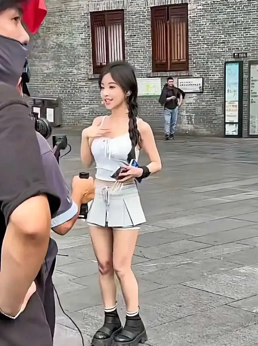 这么看冯提莫也太娇小了，做女朋友刚好。
