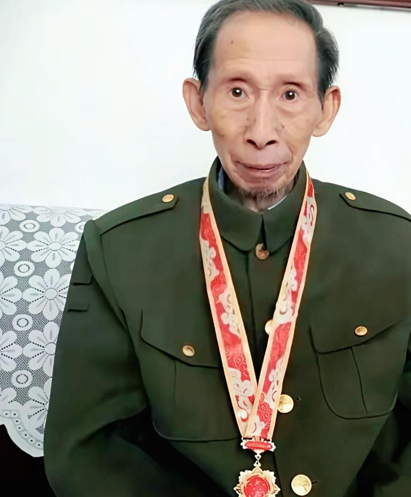 1956年，中南大学在校生王明健临近毕业的前一天，骤然被两名未佩戴军衔标识、也未