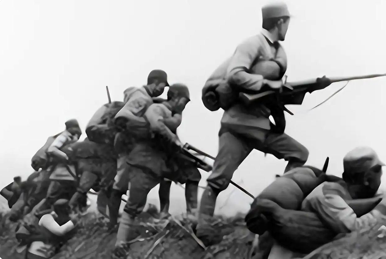 1939年，新四军刚进村，九挺机枪已对准寨墙！团长惊醒：鬼子突袭这是193