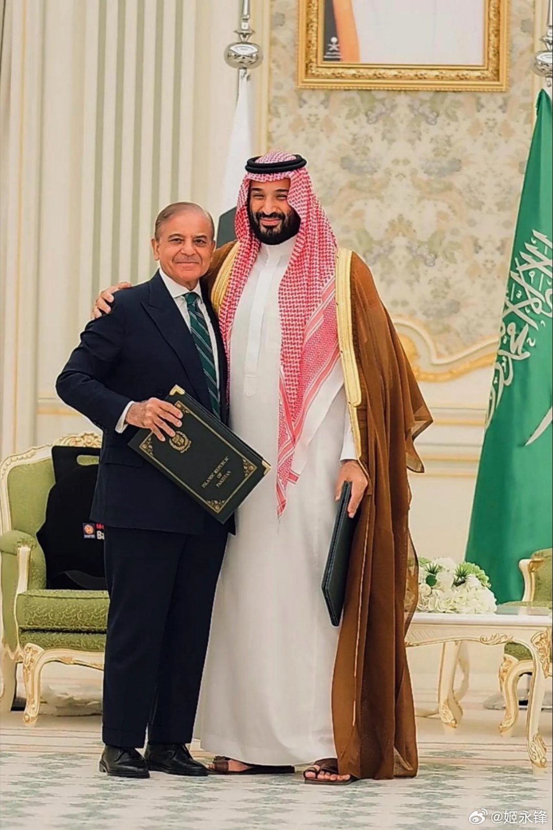沙特阿拉伯国防部长刚刚与巴基斯坦陆军参谋长会晤，商讨六个月前签署的相互防御协定框