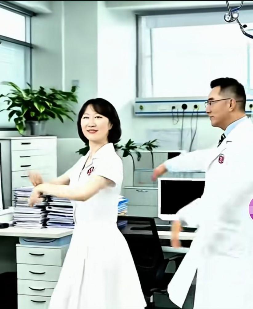 朱祖院长和彭医生在一起，多么好的一对夫妻。那个曾医生偏偏插足，苍蝇不叮无缝的蛋