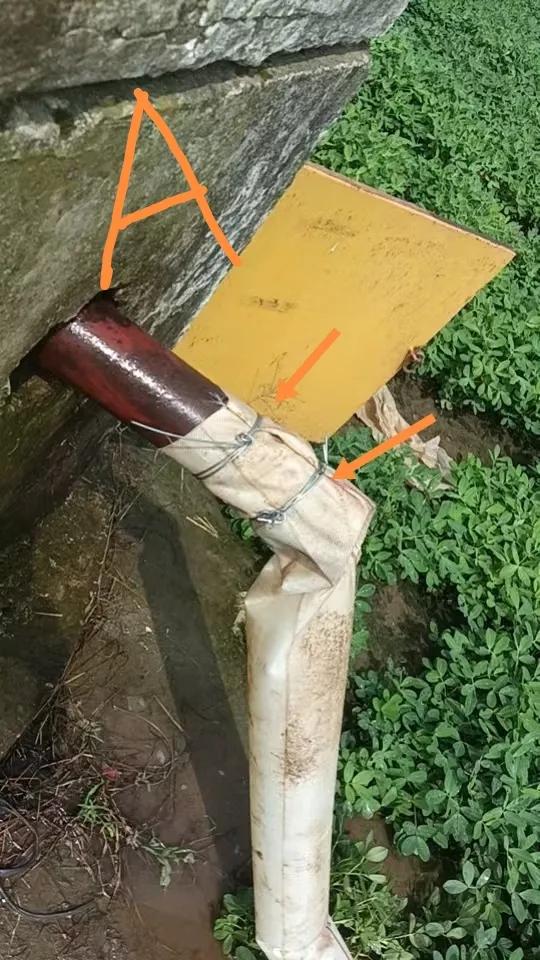 农田抗旱浇水扎好龙头不跑水，节约每滴水，保苗花生旺。