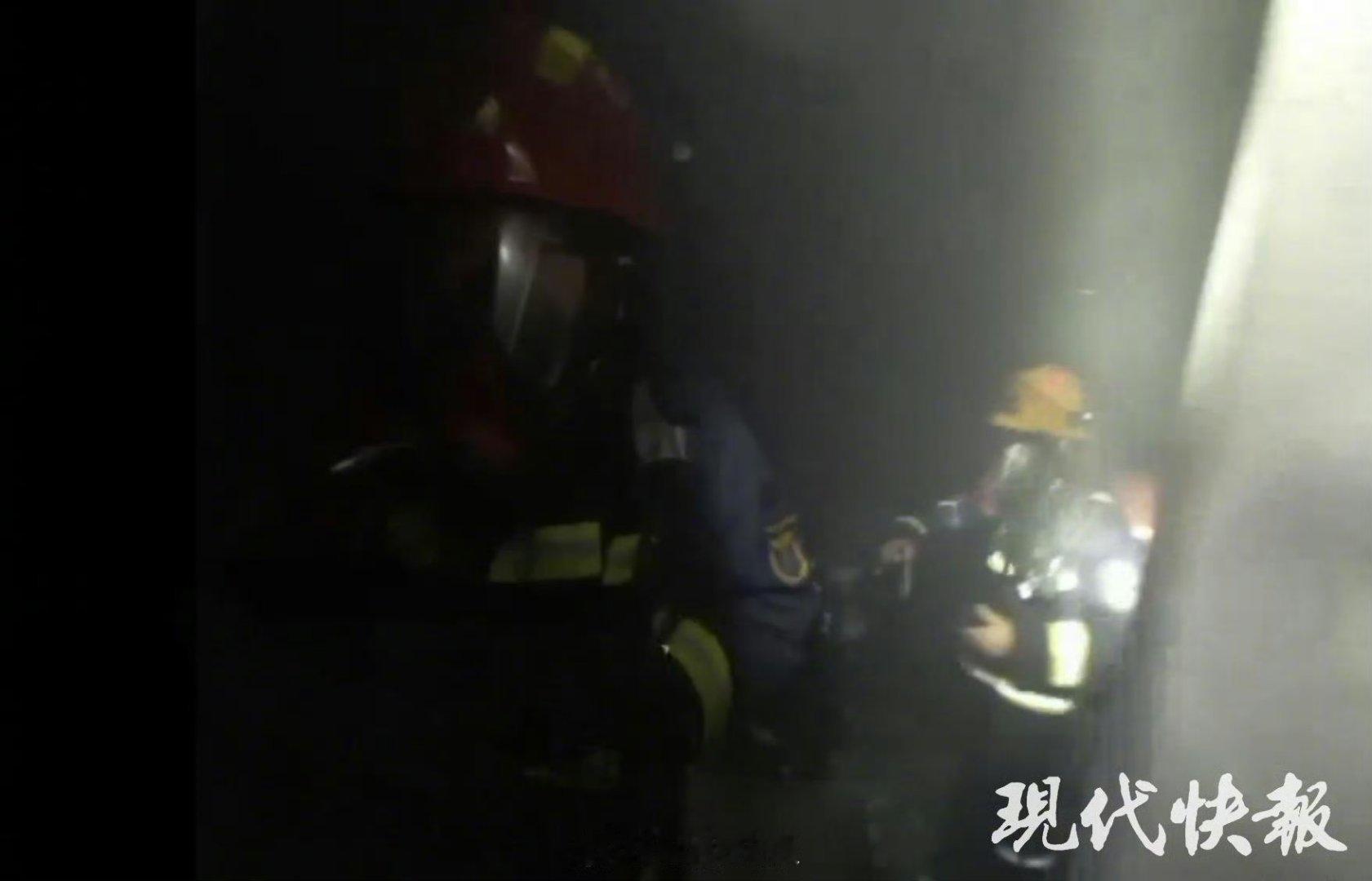 连云港消防回应火灾母女坠楼7月27日一小区发生火灾，一对被困4楼窗台的母女不幸坠