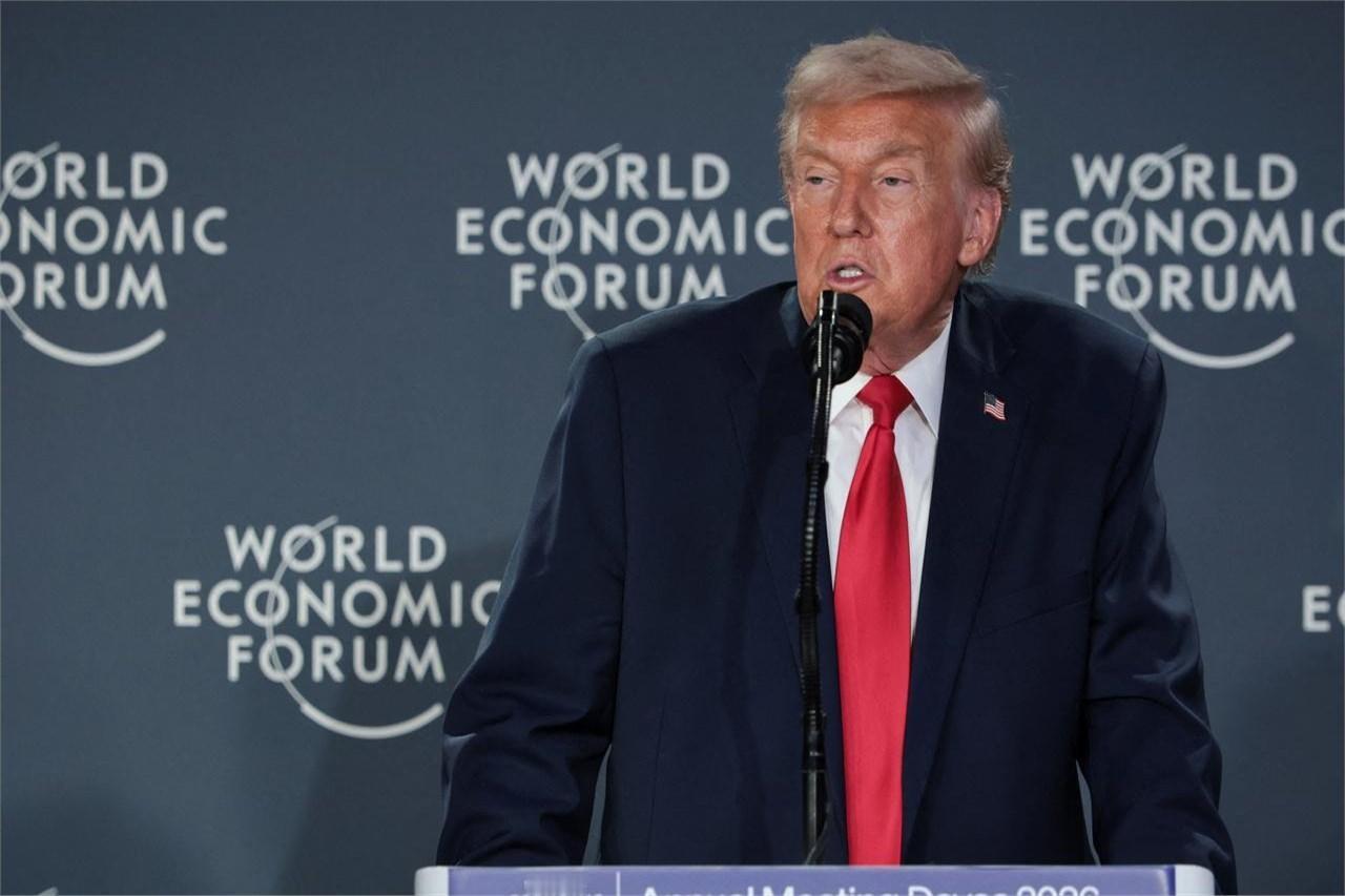 那位刚从东欧回来的朋友，抿了口茶，压低声音说：“那边圈子现在传，美俄背着泽连斯基