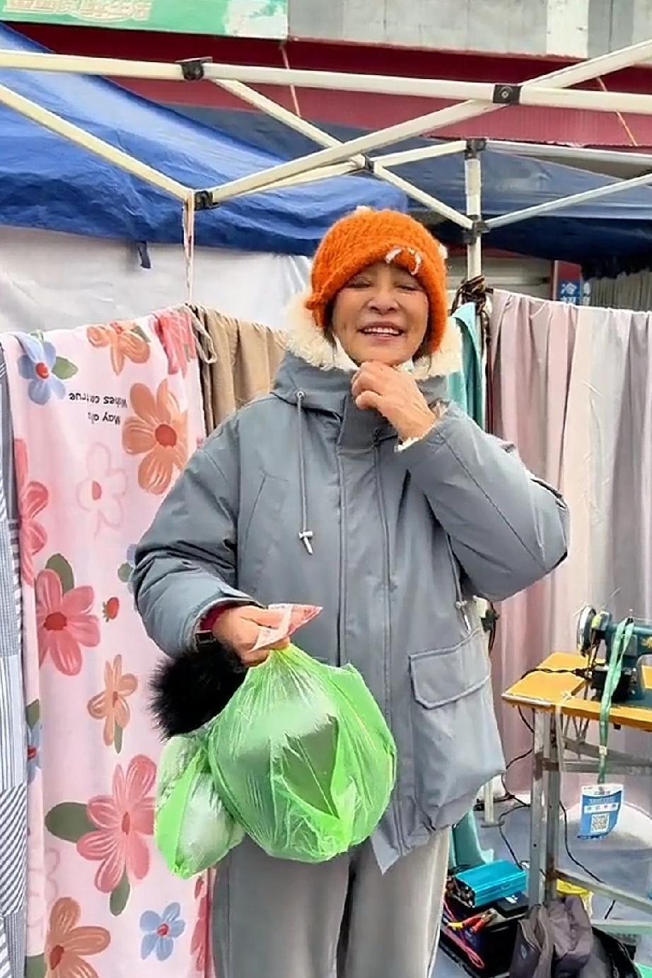 李勤勤去早市上给她那些毛孩子买些布做垫子，顺便也给自己买了三顶帽子，这些帽子一共