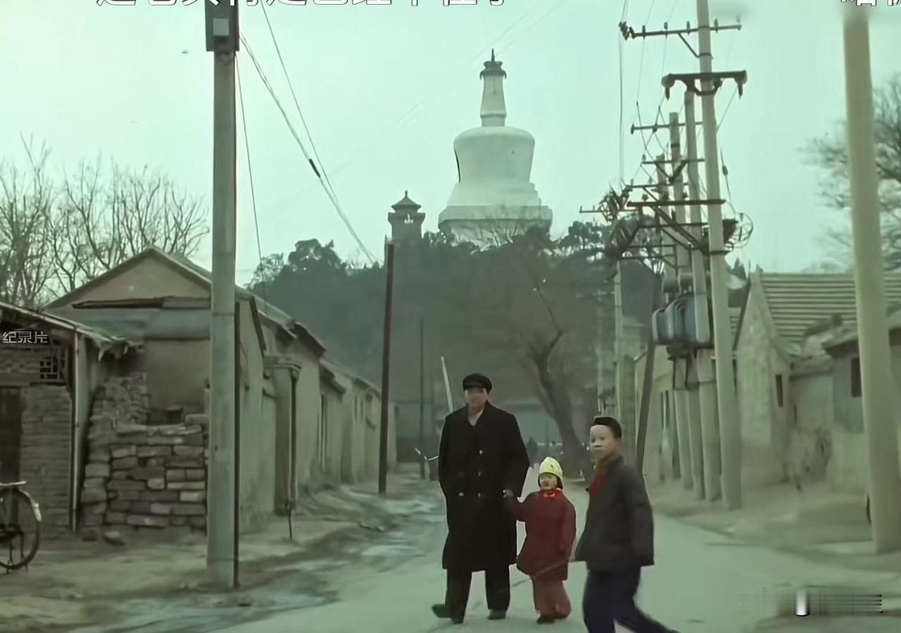 看看这些老照片吧？也许你就在其中？那个年代“鼓楼西大街”还有修鞋匠，他旁边刚好有