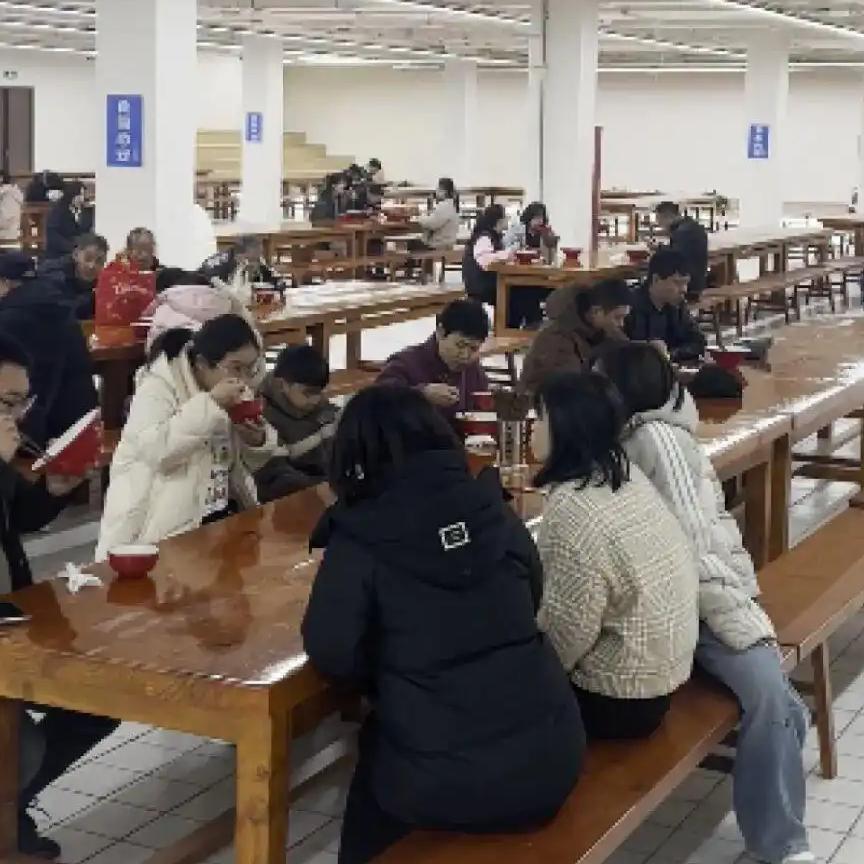 这种双向奔赴的善意，是社会信任成本降低的最美缩影。这两名大学生不远千里从贵州