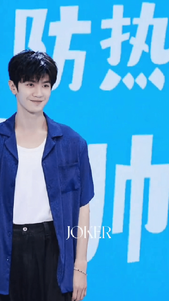 等一个陈哲远拍撕拉片陈哲远和蓝色适配度也太高了吧，就这穿搭往大学校园一放，妥妥