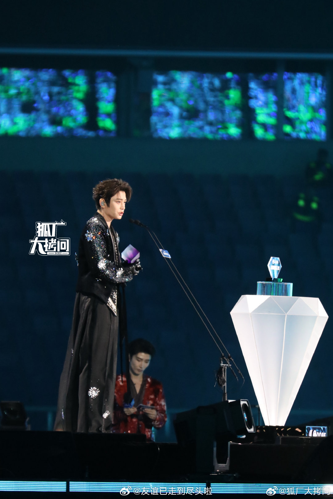王俊凯、丁禹兮领奖生图🈶王俊凯丁禹兮领奖生图