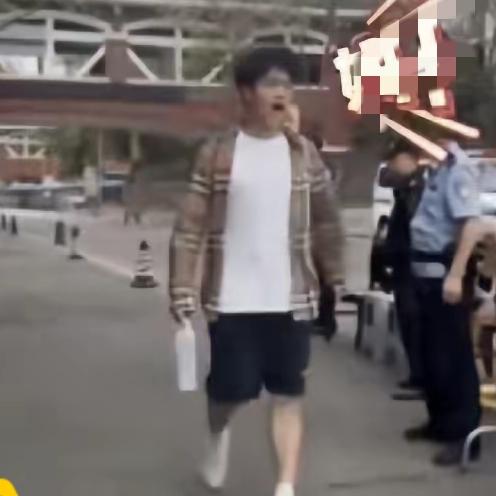 高考第二个社死考生出现了！四川一男生淡定走出考场，环顾四周后，大喊一声：妈！本以