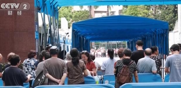 上海楼市又出新政！个人住房贷款最低首付比例再降，京沪深楼市成交齐增，落户上海不再