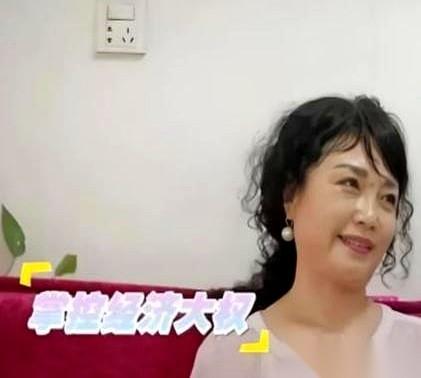 工资卡上交，再帮我还7万块的债。这是定金。我当时就想，这大姐是来相亲的，还是