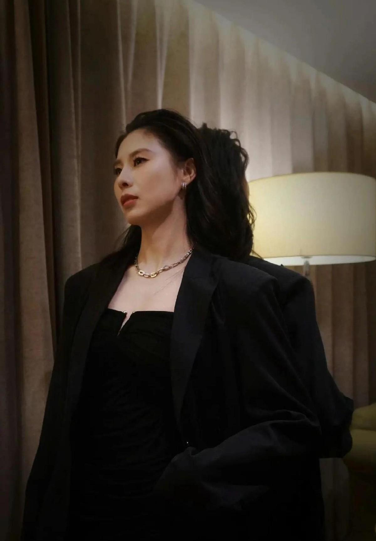 赵睿那句“郭导把我从深渊拉出来”，不是鸡汤，是合同里写死的条款——训练不达标，直