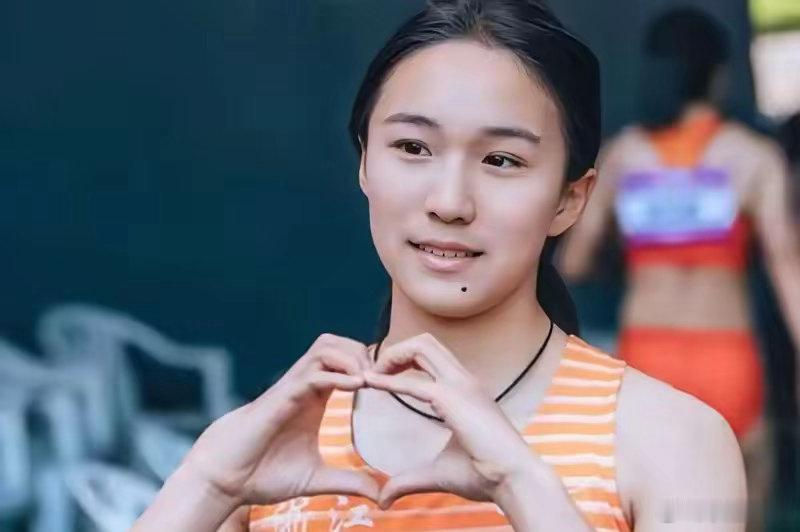 23秒29!陈妤颉小组第一晋级北京时间9月26日，亚运会女子200米预赛，小孩姐陈妤颉第三组出场，起
