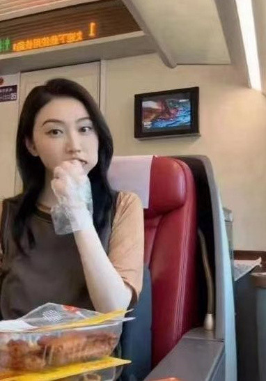景甜在高铁上开吃播，带手套吃鸭翅喝可乐，太接地气了吧​​​