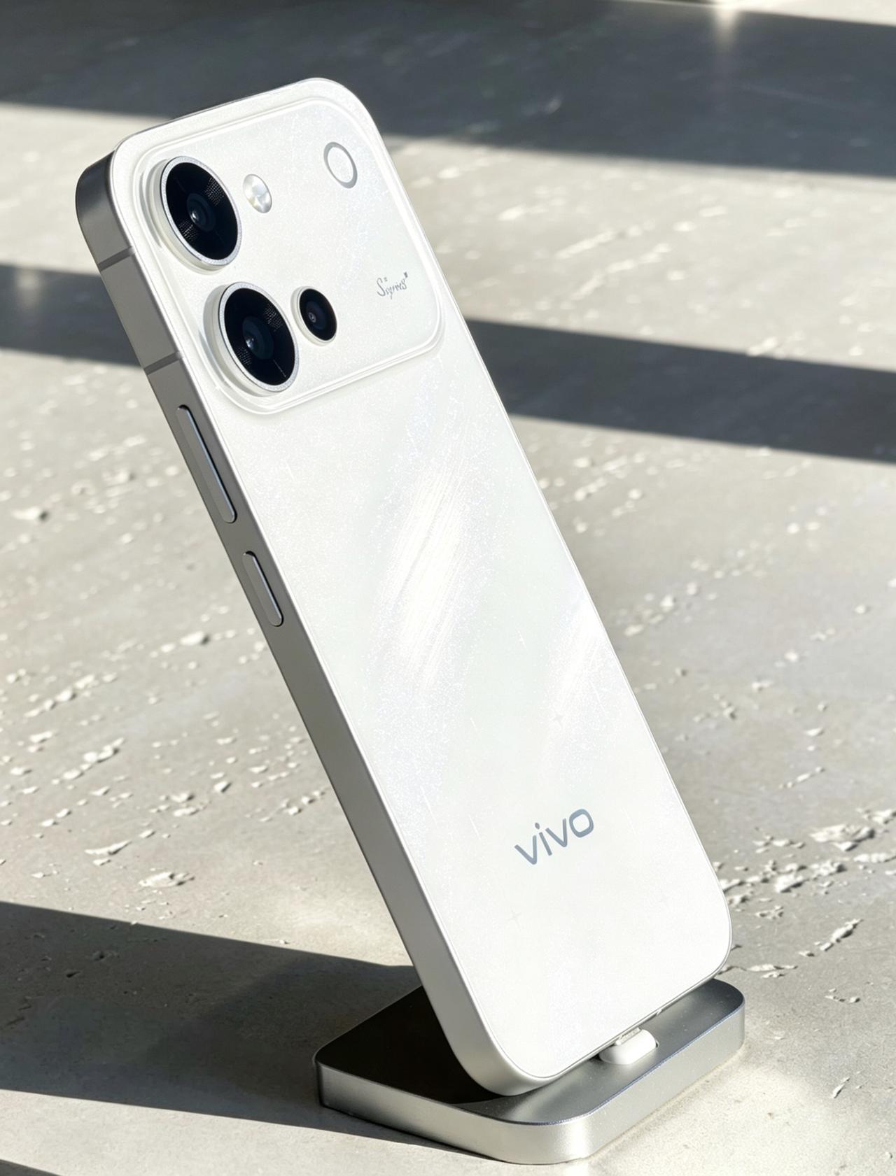 vivoS60发布会现场，选在了三亚陵水海滩边，真机已经提前上手了，直角色边框